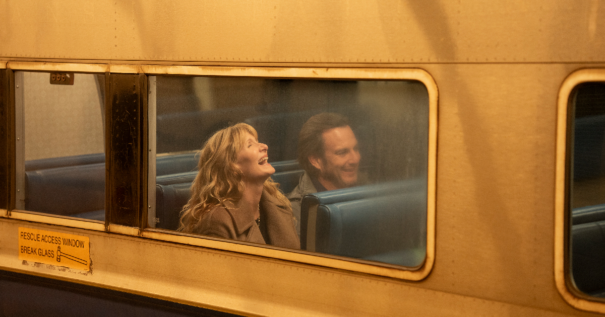 laura dern ride in un bus notturno nel film è l'ultima battuta - nerdface