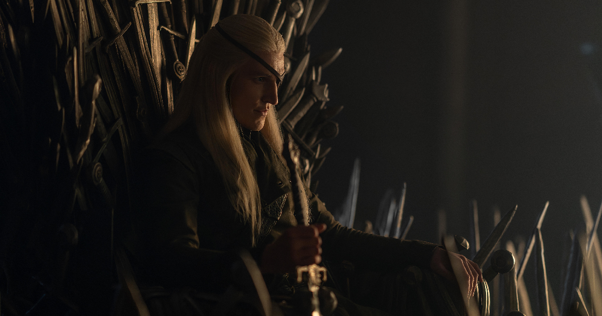 un targaryen è seduto sul trono di spade in house of the dragon - nerdface