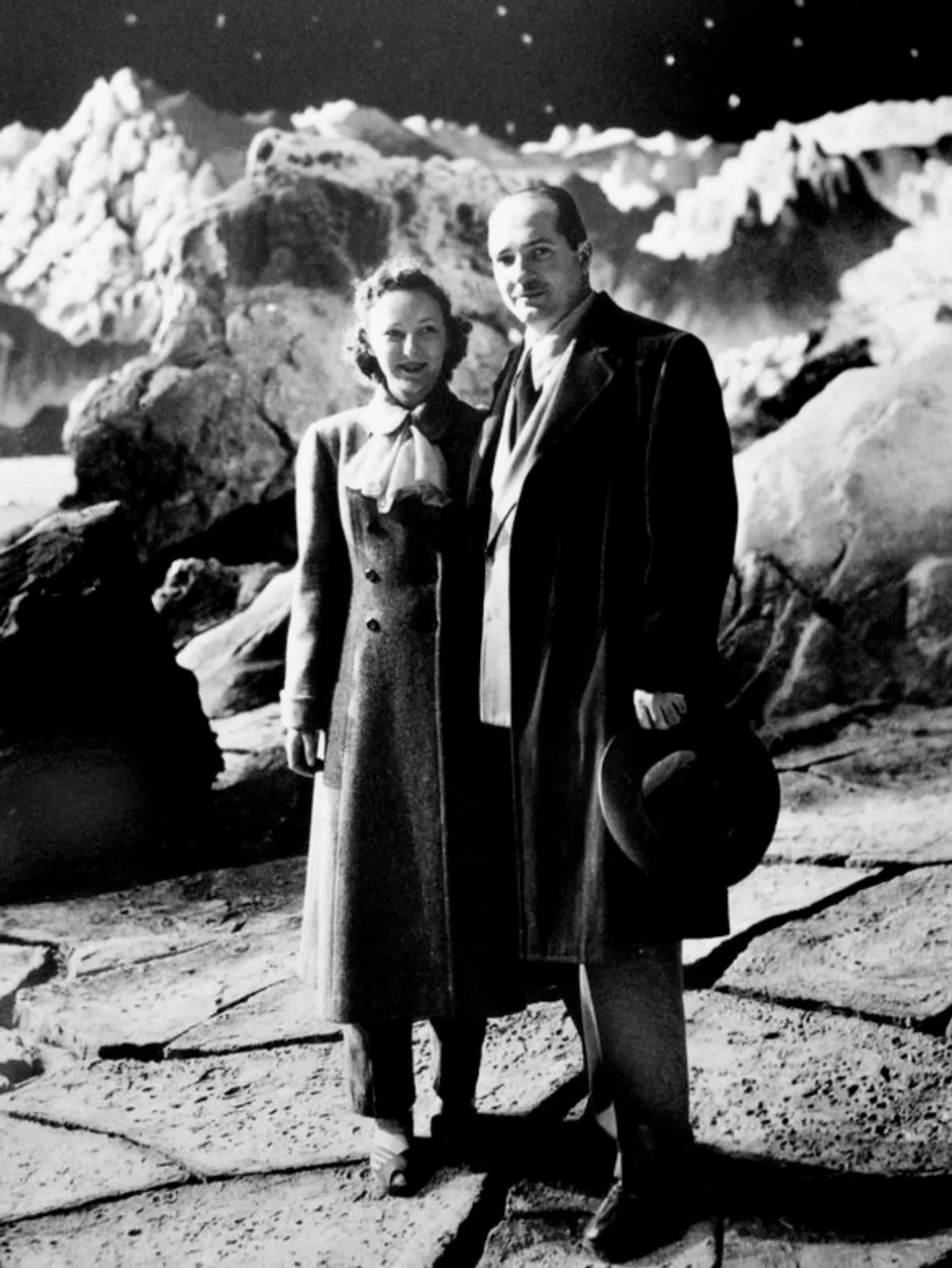 robert a. heinlein sul un seti di film di fantascienza insieme alla moglie - nerdface