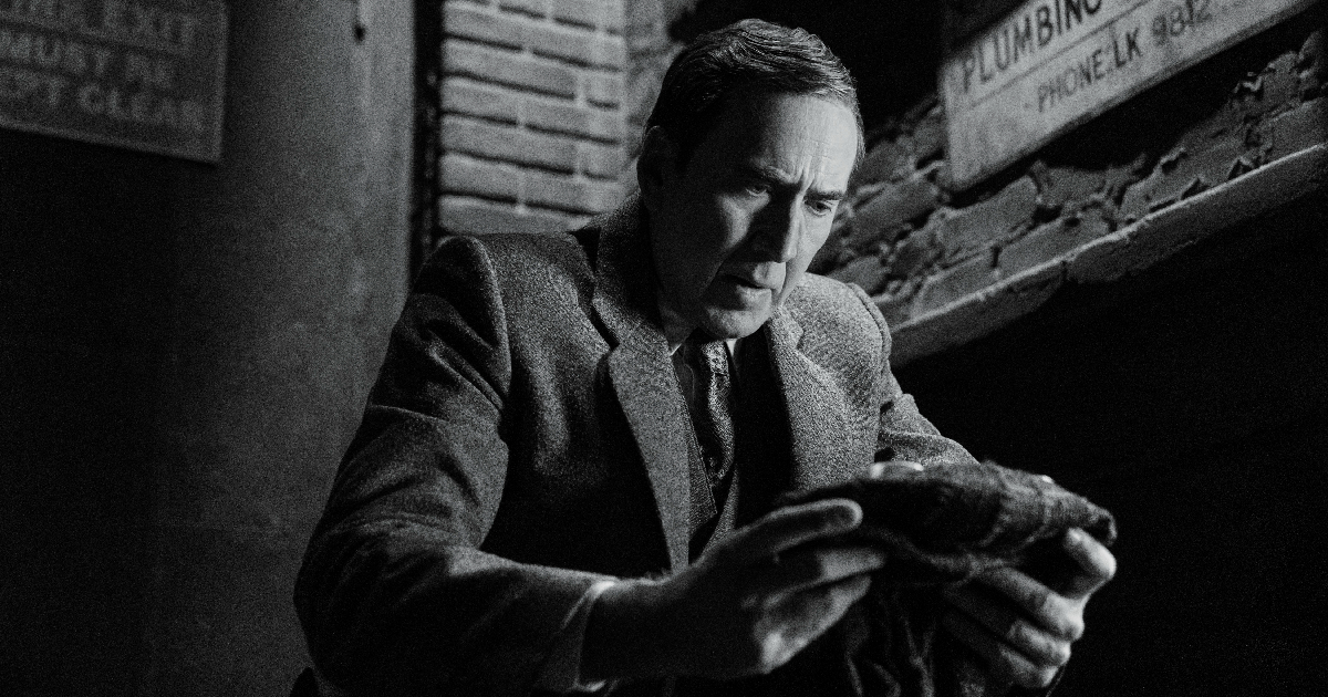 nicolas cage osserva la maschera nel trailer di spider-noir - nerdface