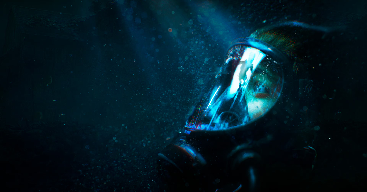 una donna spaventata è sott'acqua e indossa un casco in dark mass - nerdface