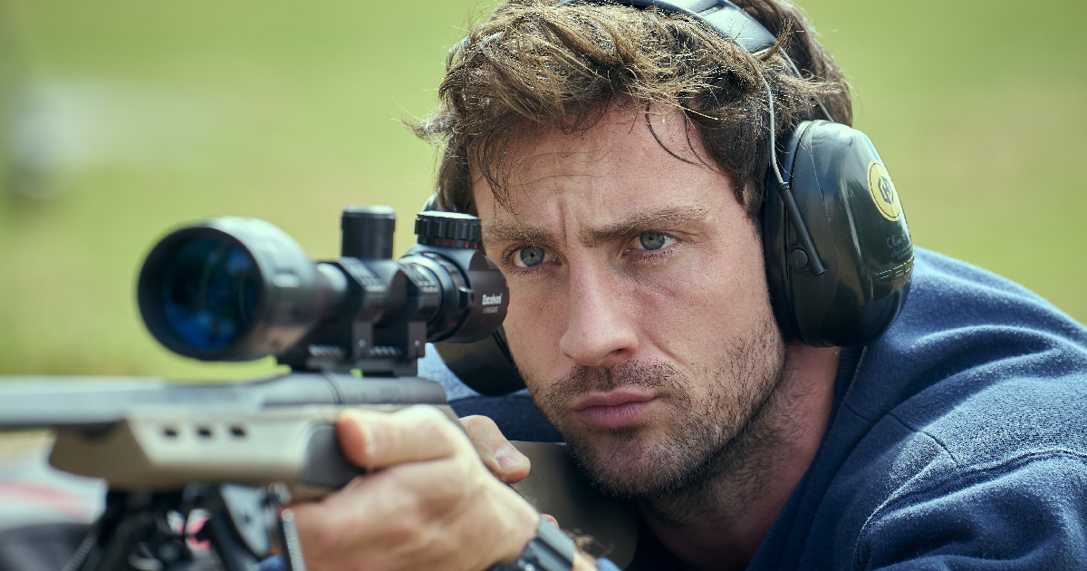 aaron taylor johnson con un fucile di precisione in fuze - nerdface