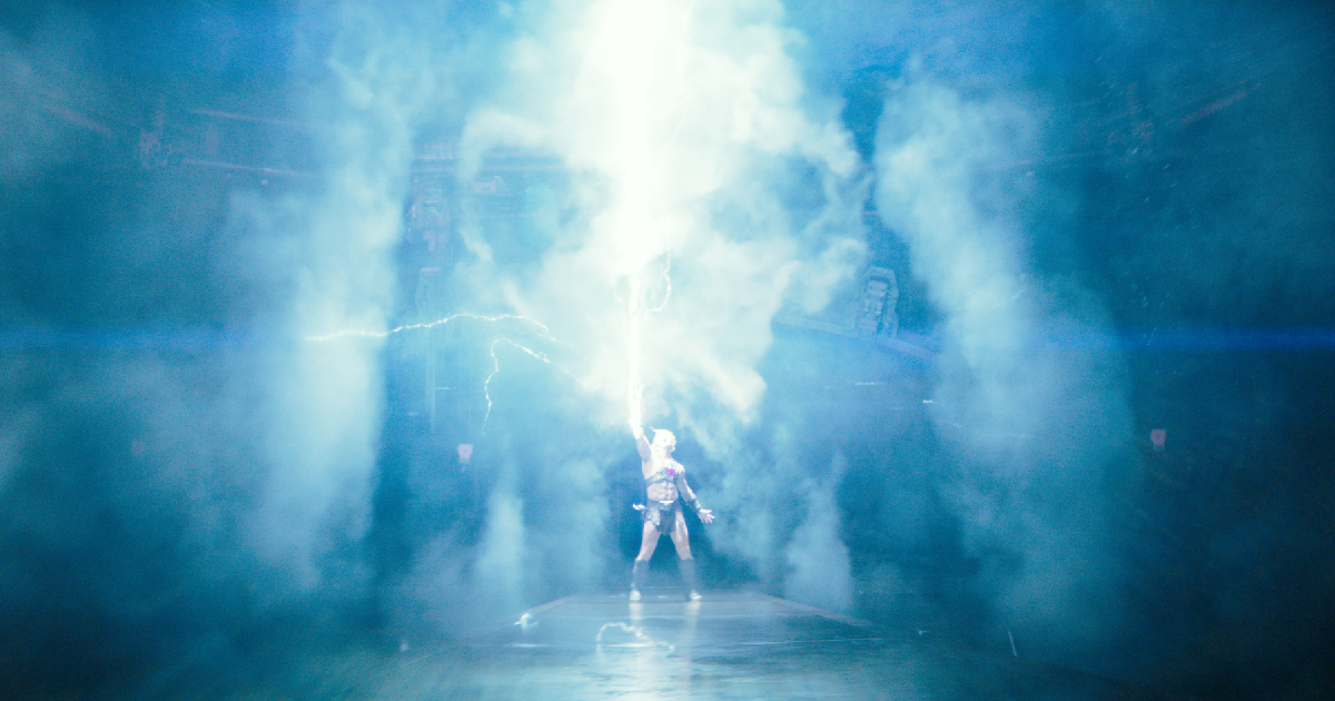 adam pronuncia a me il potere brandendo la spada di grayskull in masters of the universe - nerdface
