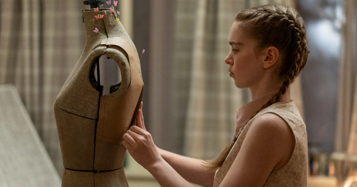 carrie si dedica al cucito nel trailer della serie prime video - nerdface