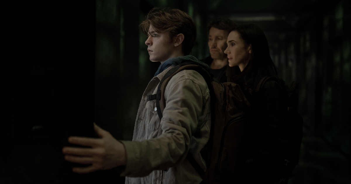 i protagonisti di dark matter sono di fronte al cubo misterioso - nerdface