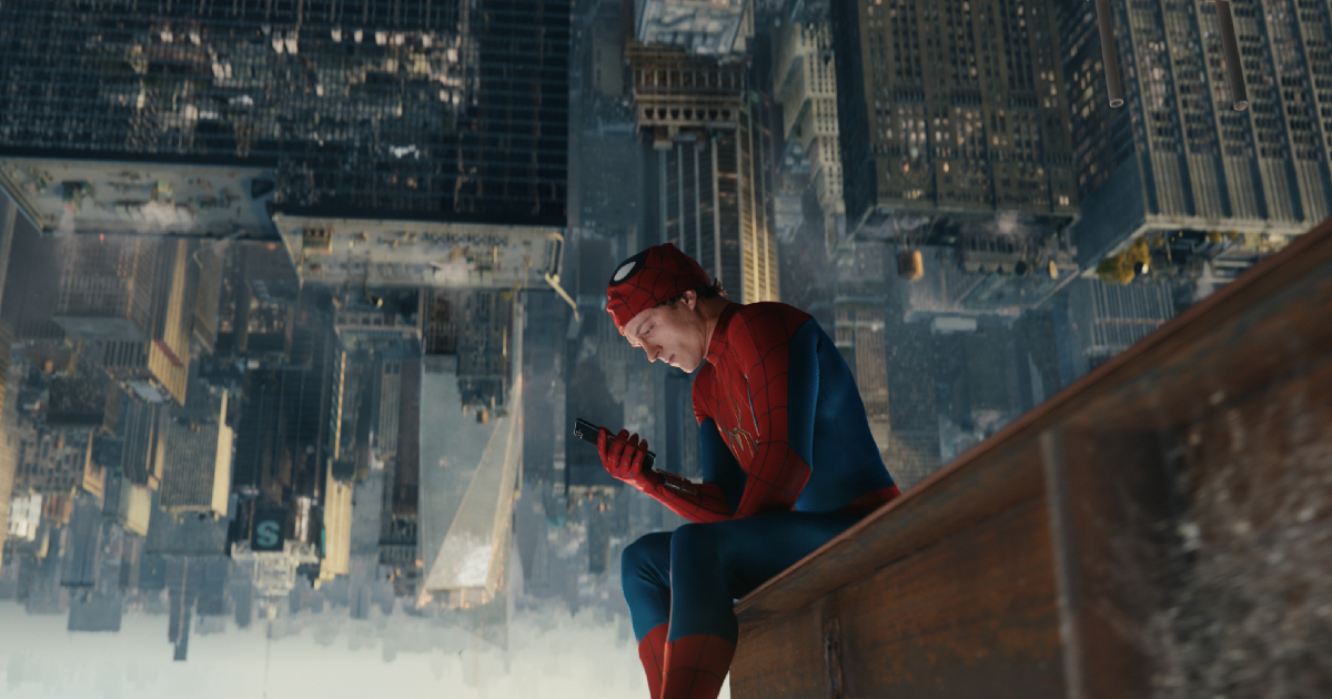 peter parker è sottosopra e legge il telefono in spider-man brand new day - nerdface