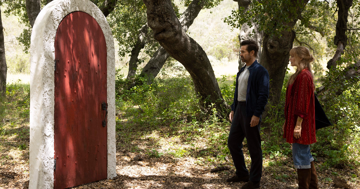 margoto robbie e colin farell sono di fronte a una misteriosa porta rossa nel mezzo di un bosco nel film a big bold beautiful journey - nerdface