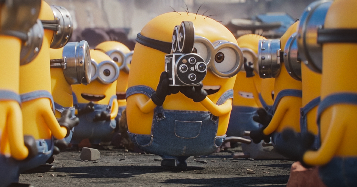 un mionons tiene in mano una telecamera in mezzo ad altri amici in minions & monsters - nerdface