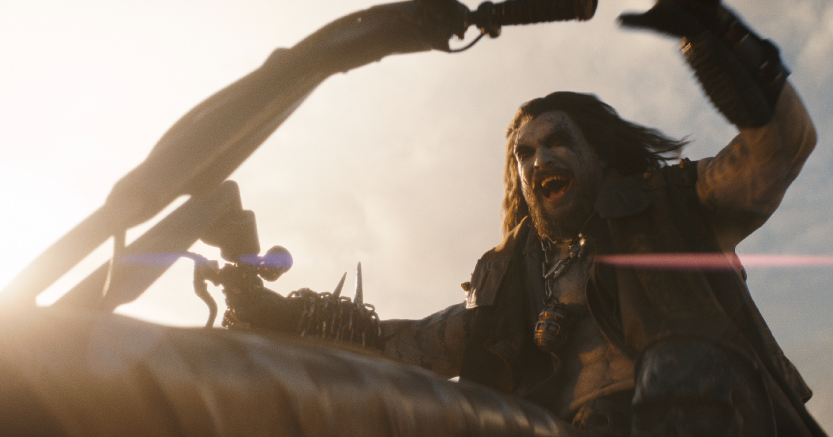 jason momoa è lobo e ride in sella alla sua moto in supergirl - nerdface