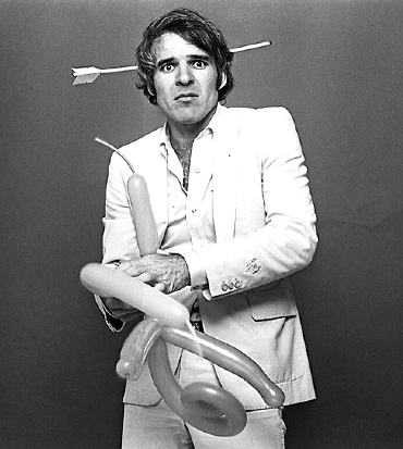 steve martin con palloncini in mano e una freccia in testa - nerdface