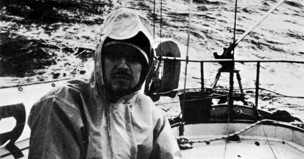 ambrogio fogar è al timone della sua barca a vela - nerdface