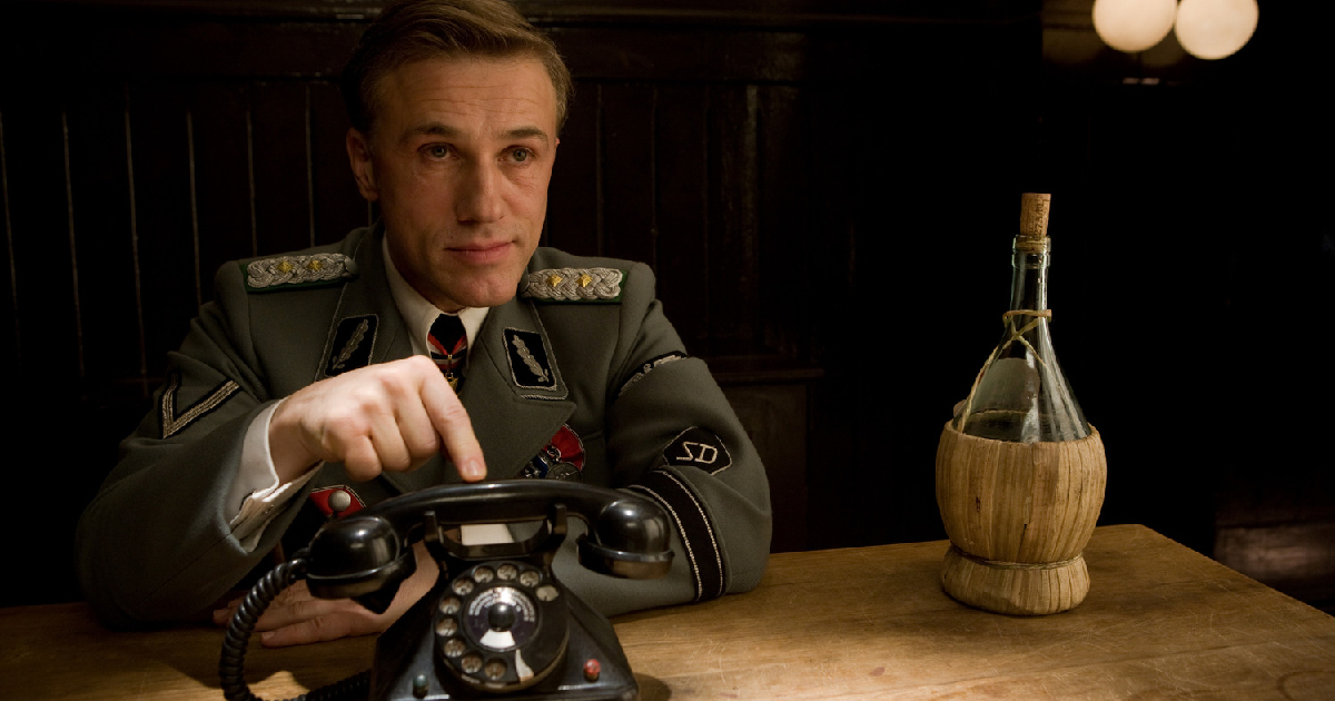 christoph waltz indica il telefono in bastardi senza gloria - nerdface