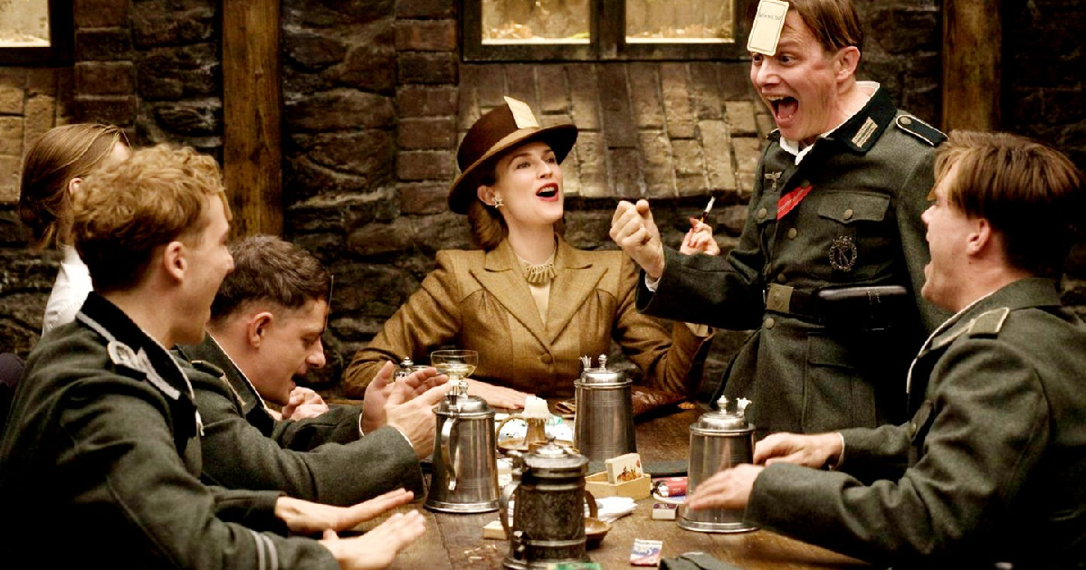 nazisti si divertono a carte prima di essere giustamente trucidati in bastardi senza gloria - nerdface