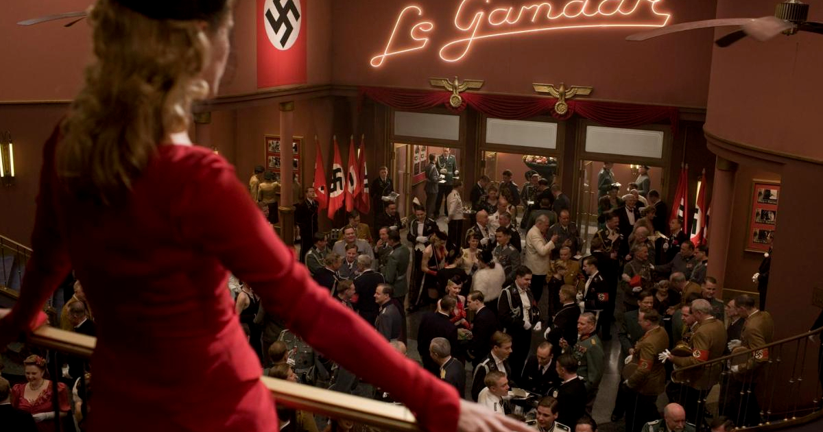 una donna osserva una platea di orribili nazisti che presto saranno giustamente trucidati in bastardi senza gloria - nerdface