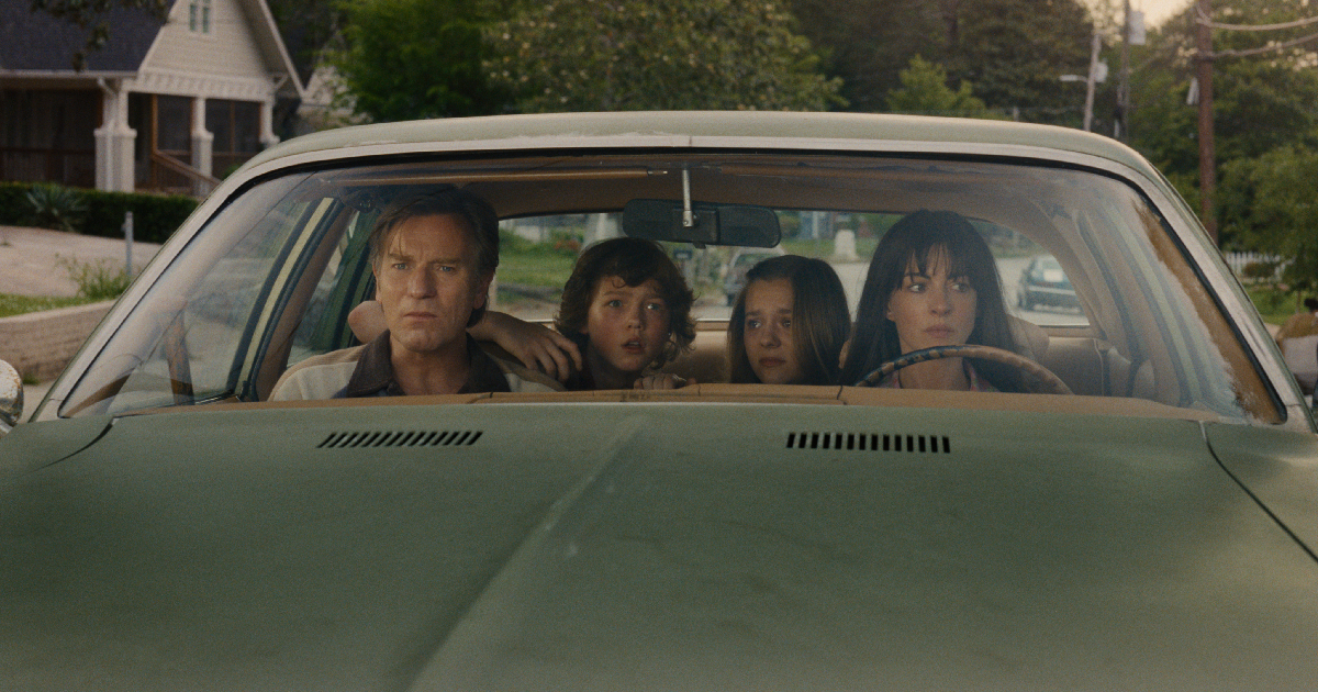la famiglia platt è in macchina capendo cosa fare ne le fine di oak street - nerdface