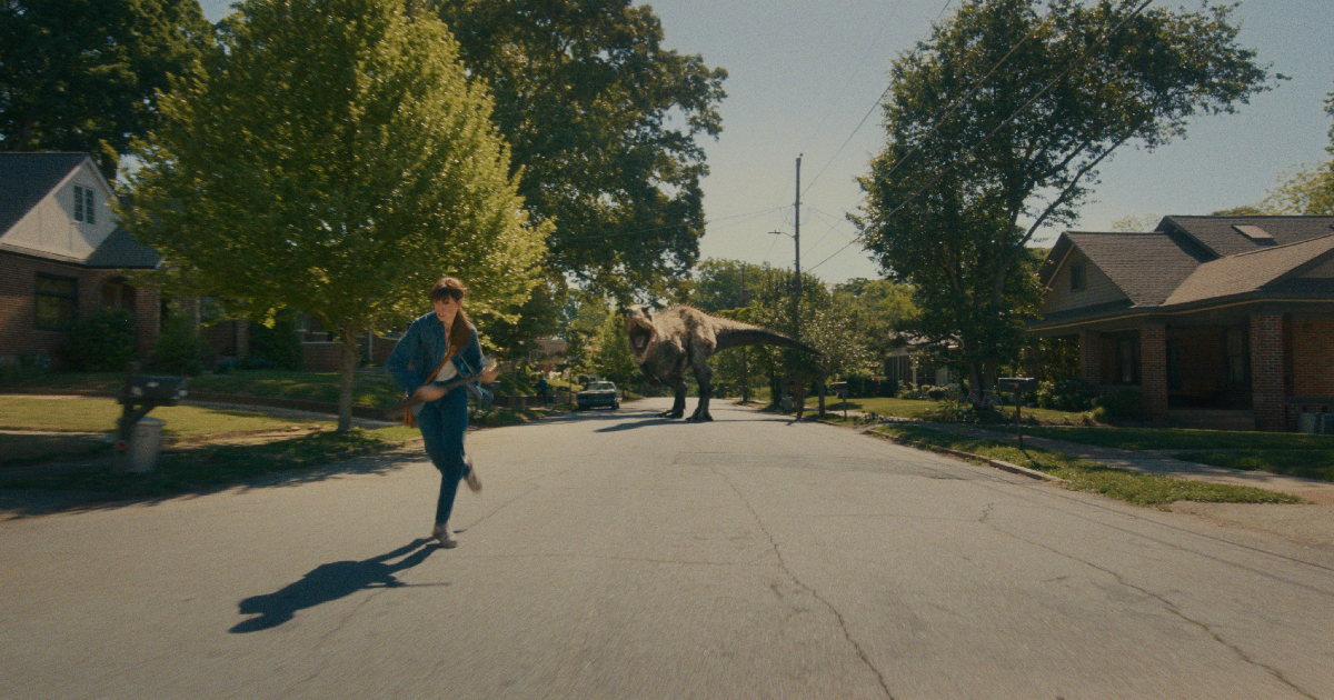 un dinosauro sta per inseguire un ragazzo ne la fine di oak street - nerdface