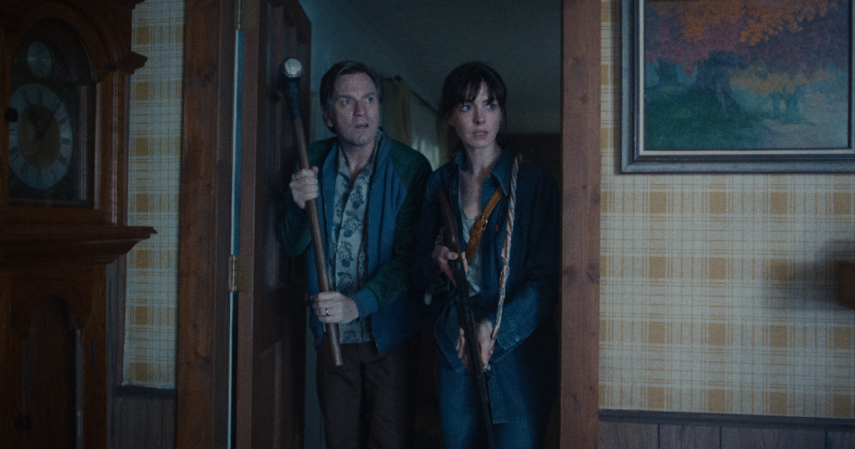 ewan mcgregor e anne hatahaway perlustrano una casa ne la fine di oak street - nerdface
