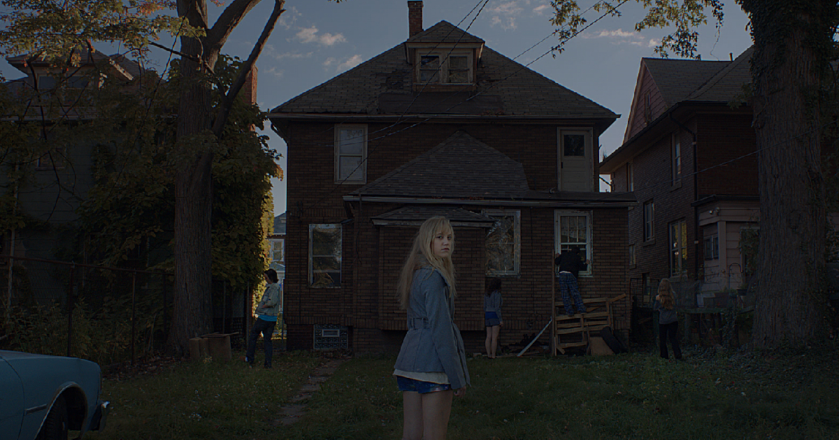 la protagonista di it follows si volta: forse qualcuno la segue? - nerdface
