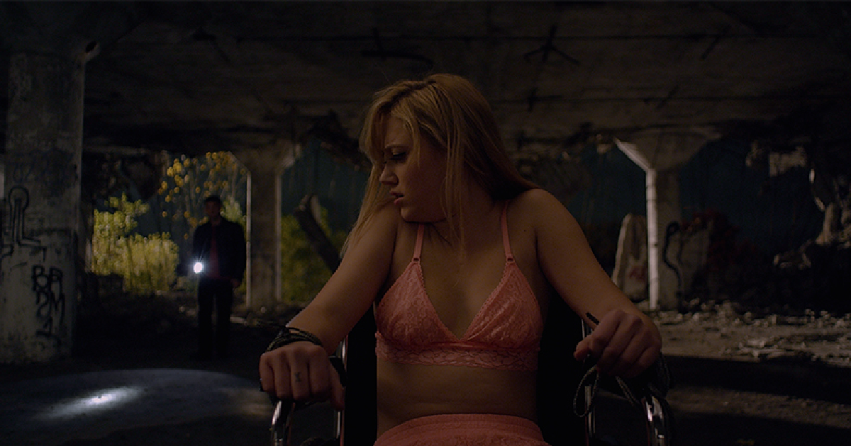 la protagonista di it follows è legata a una sedia - nerdface
