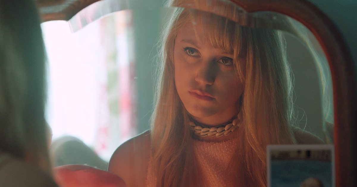 la protagonista di it follows si guarda allo specchio - nerdface