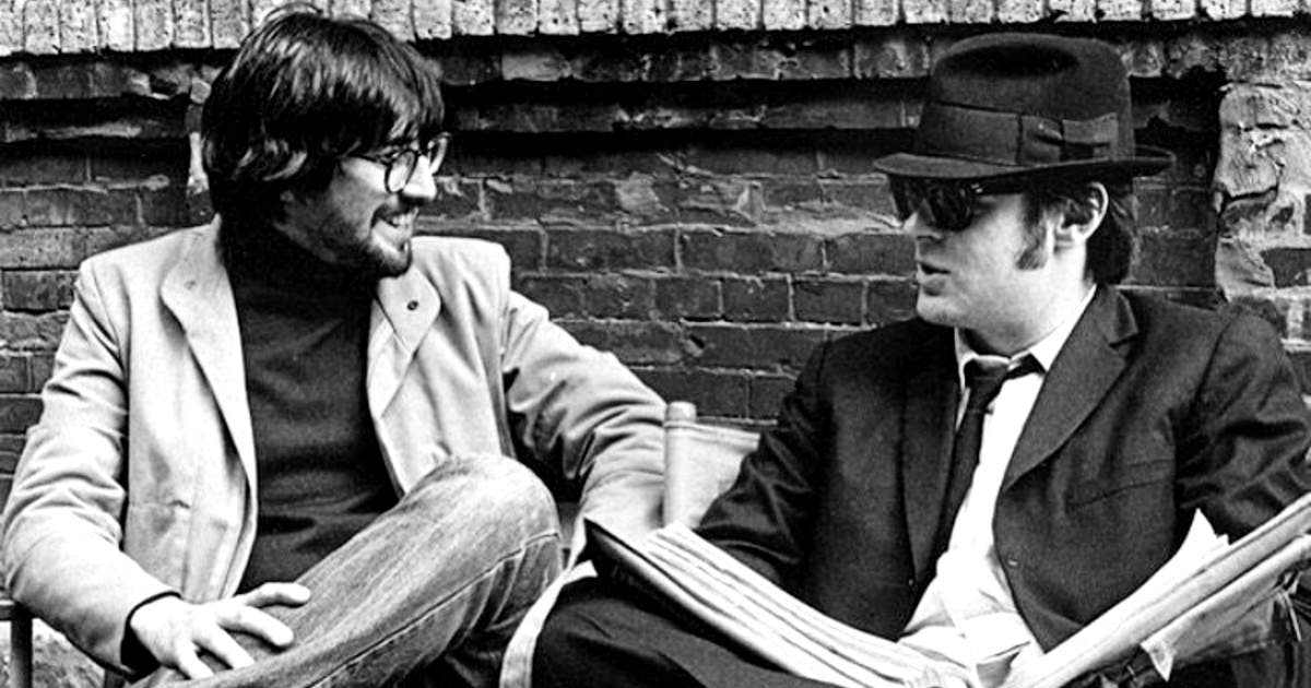 john landis con dan aykroyd sul set di blues brothers - nerdface