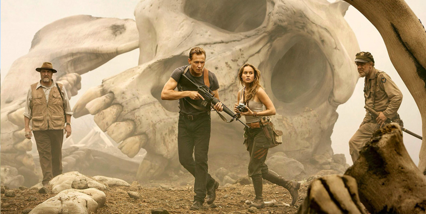 in kong skull island tom hiddleston e brie larsson si aggirano tra teschi enormi - nerdface