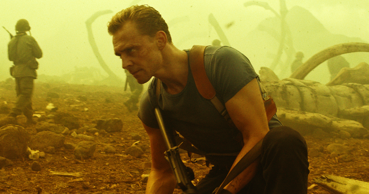 tom hiddleston in kong skull island si aggira tra enormi ossa - nerdface