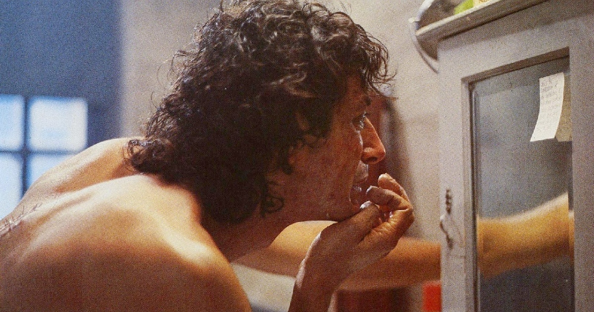 jeff goldblum si guarda allo specchio ne la mosca: la metamorfosi è iniziata - nerdface