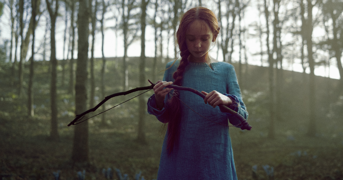 una bambina osserva un arco in robin hood il prezzo del sangue - nerdface