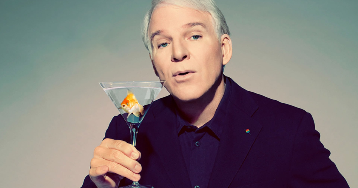 steve martin sta per bere da un calice di acqua con dentro un pesce rosso - nerdface