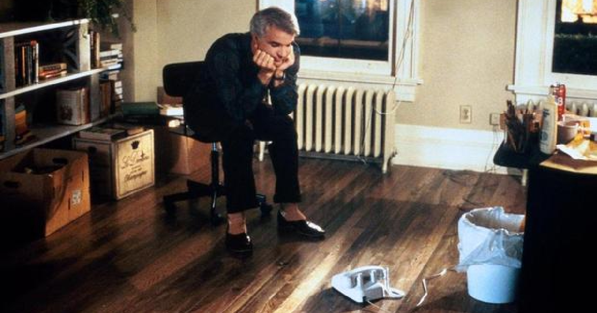 steve martin osserva sconsolato un telefono in anime gemelle - nerdface