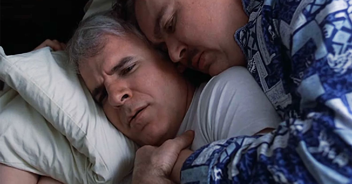 john candy dorme sopra steve martin in un biglietto in due - nerdface