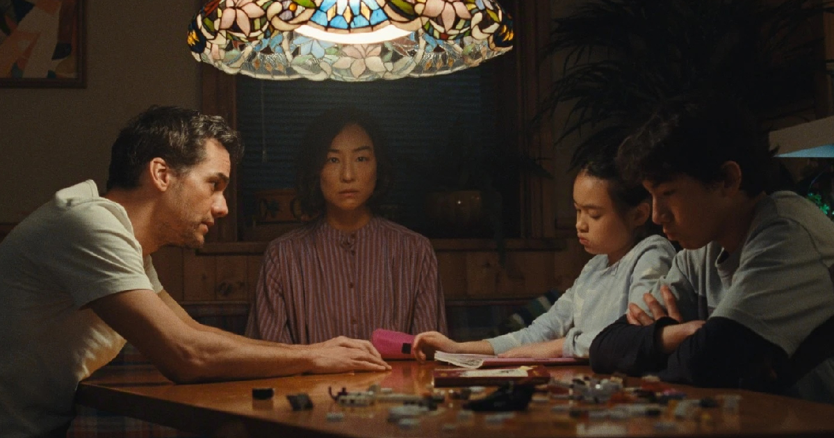 la famiglia delgado è riunita a un tavolo in the last house - nerdface