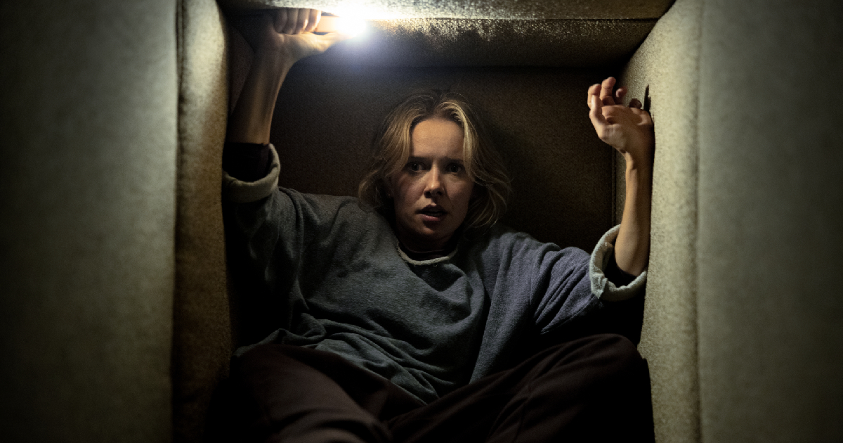 la protagonista di insidious fuori dall'altrove illumina un corridoio stretto con una torcia - nerdface