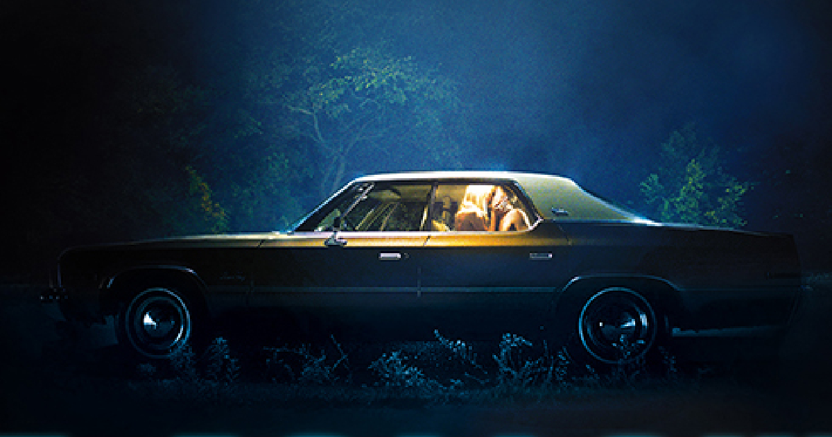 it-follows-una-paura-senza-eta-recensione due ragazzi fanno sesso in auto in it follows - nerdface