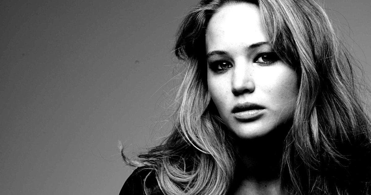 jennifer lawrence in una foto in bianco e nero - nerdface