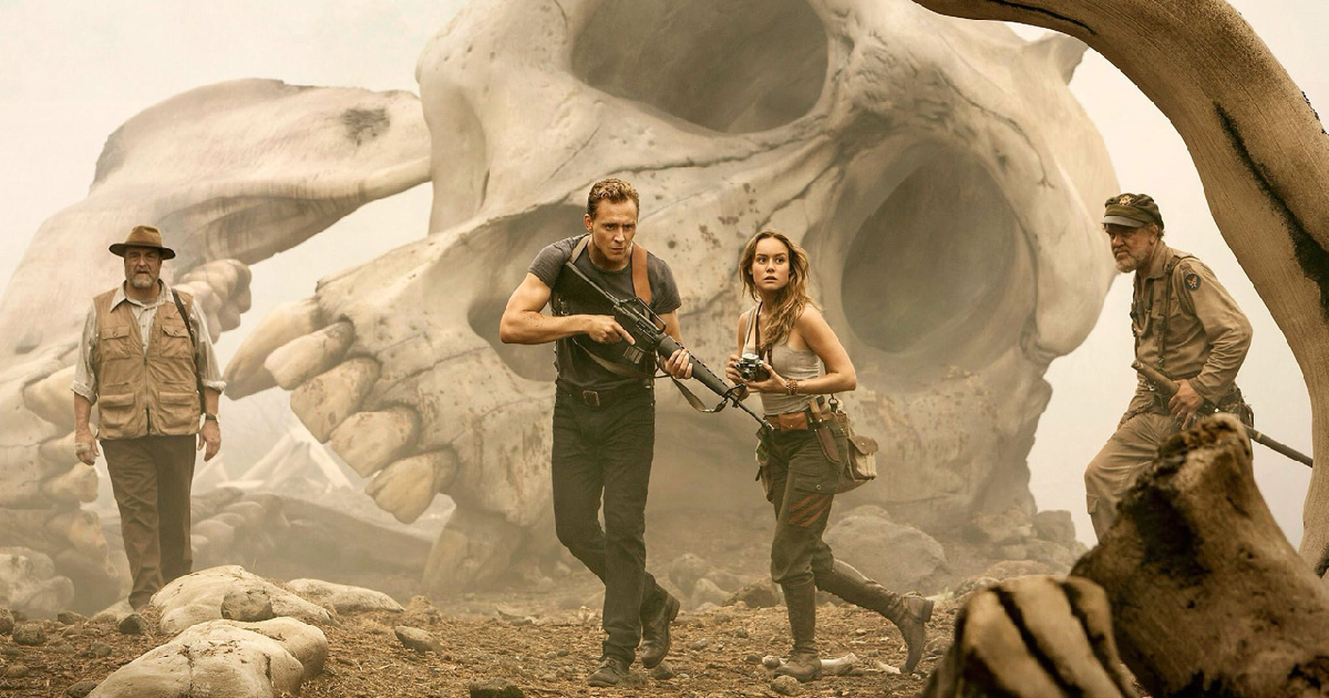 nel blu-ray 4k uhd di kong skull island tom hiddleston e brie larsson si aggirano tra teschi enormi - nerdface