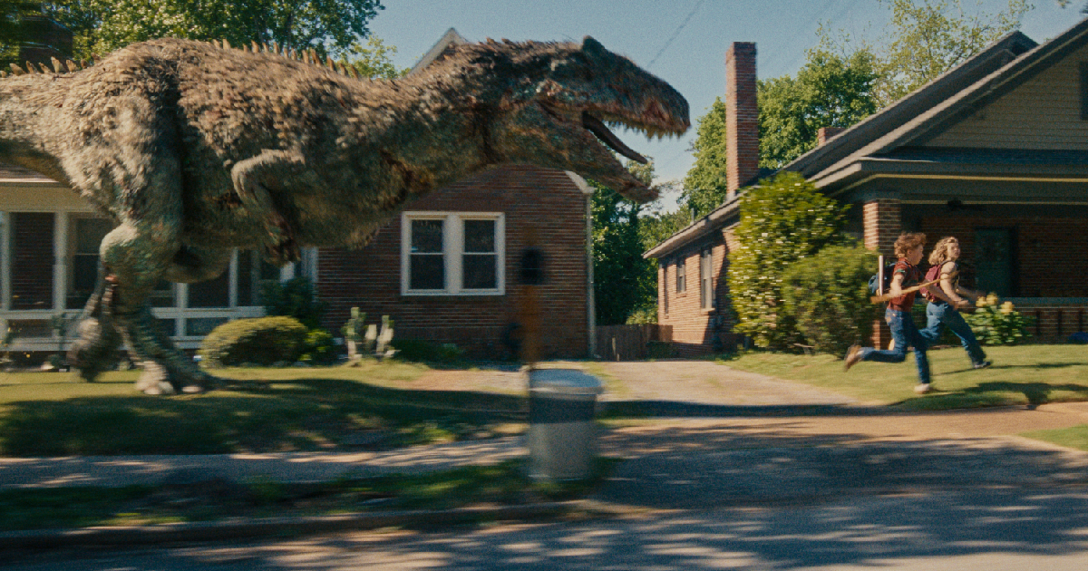 un dinosauro insegue due ragazzi ne le fine di oak street - nerdface