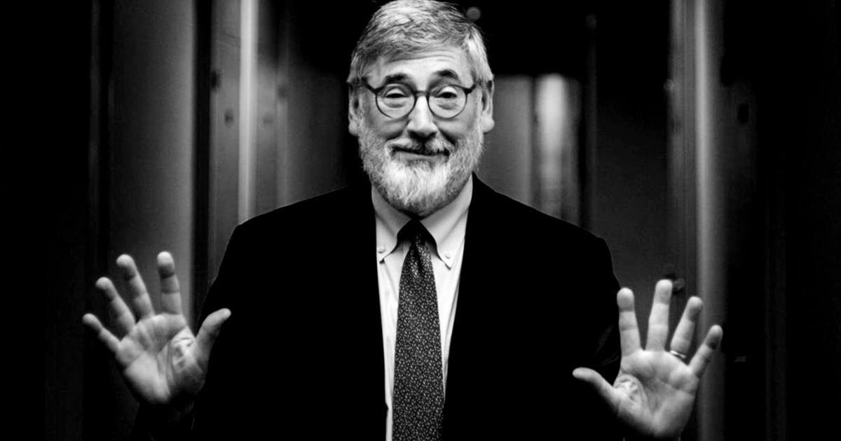 john landis con le mani aperte e lo sguardo sornione - nerdface
