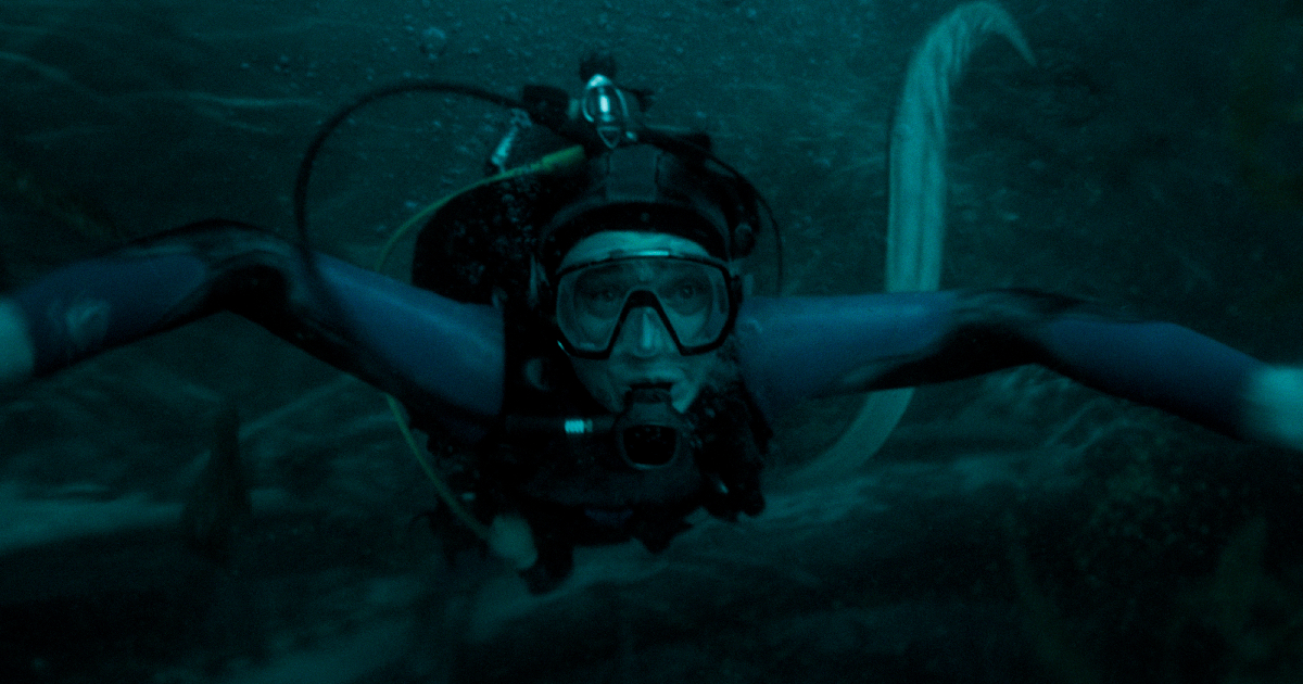 il sub sta per essere inghiottito nel trailer di whalefall nella balena - nerdface