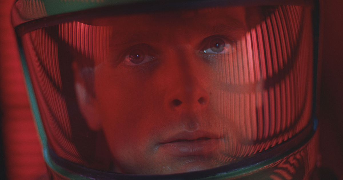 il protagonista di 2001 odissea nello spazio osserva qualcosa dal casco della sua tuta d'astronauta - nerdface