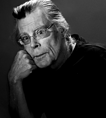 appside-stephen-king01 stephen king con la testa poggiata sulla mano - nerdface