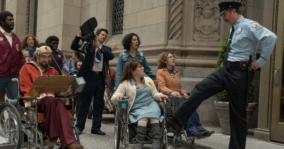 judy heumann è fermata da una poliziotto in being heumann - nerdface