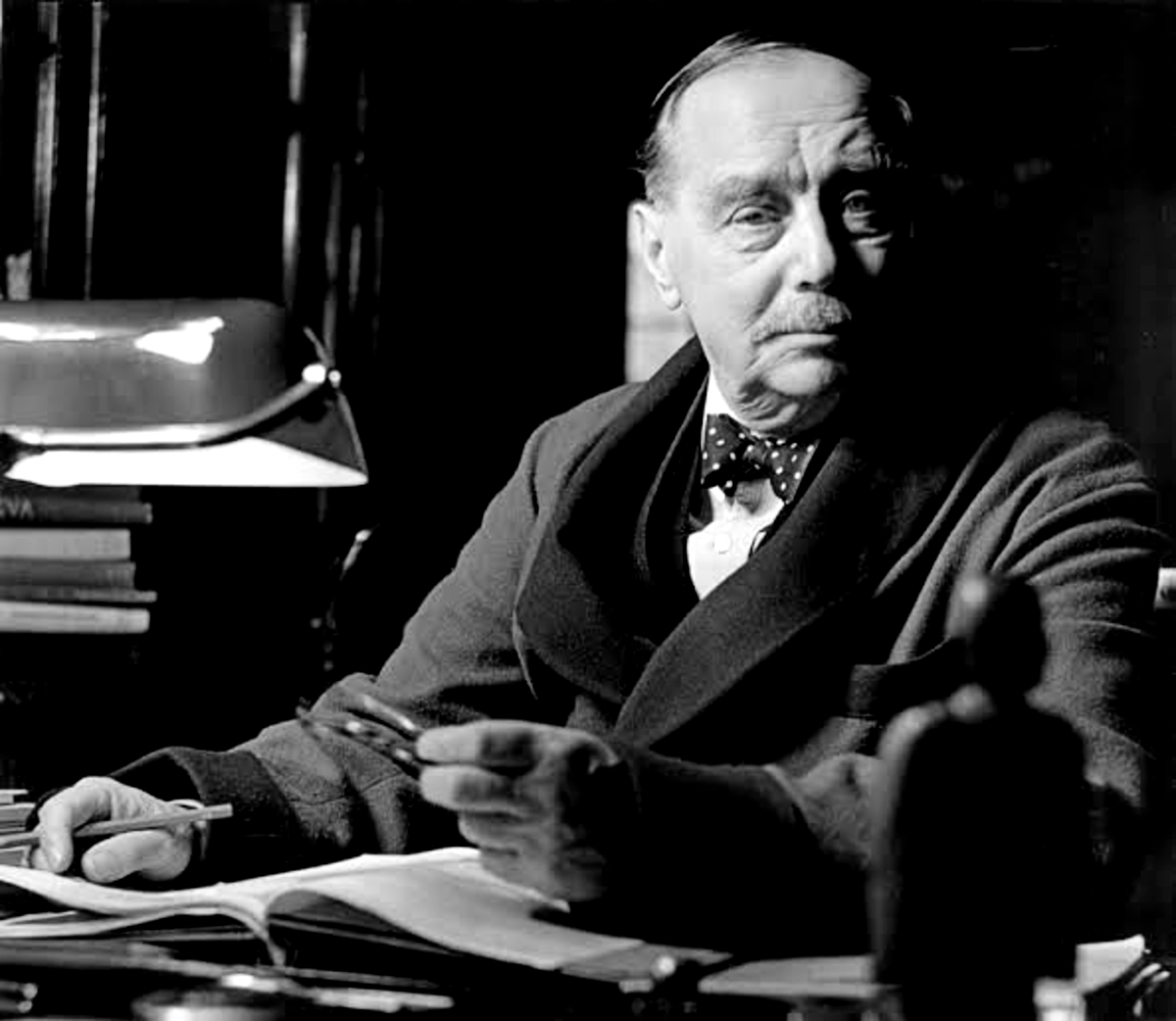 h.g. wells è alla sua crivania - nerdface