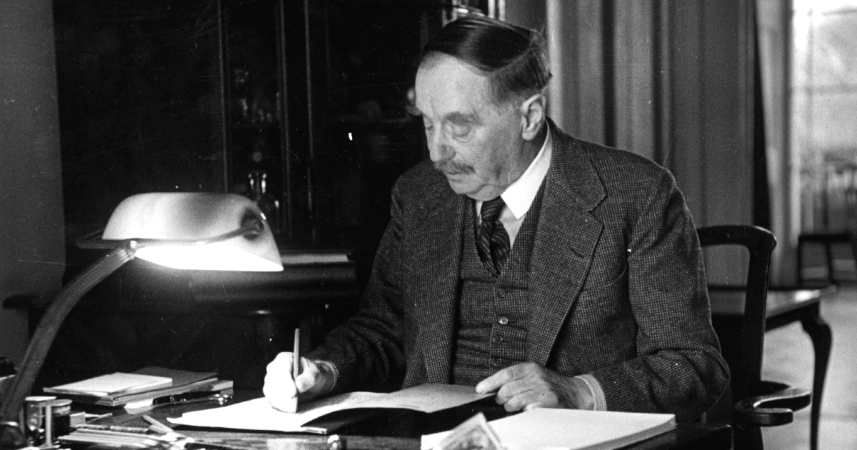 h.g. wells prende appunti alla sua scrivania - nerdface