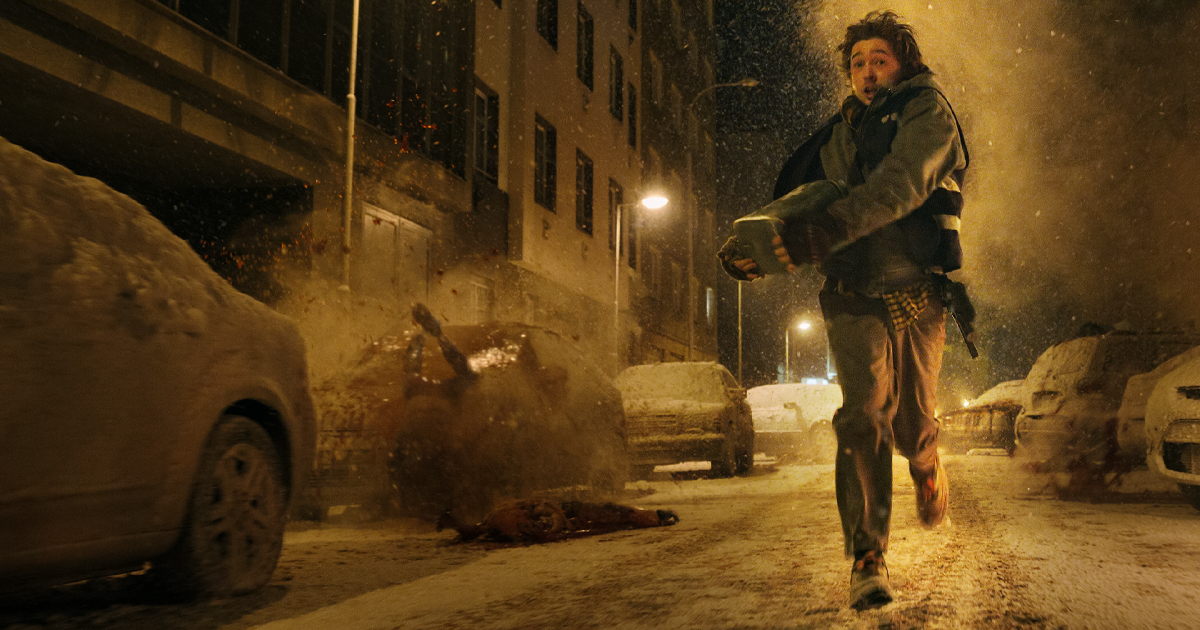 il protagonista di resident evil corre tra le auto mentre precipitano decine di corpi dai tetti - nerdface