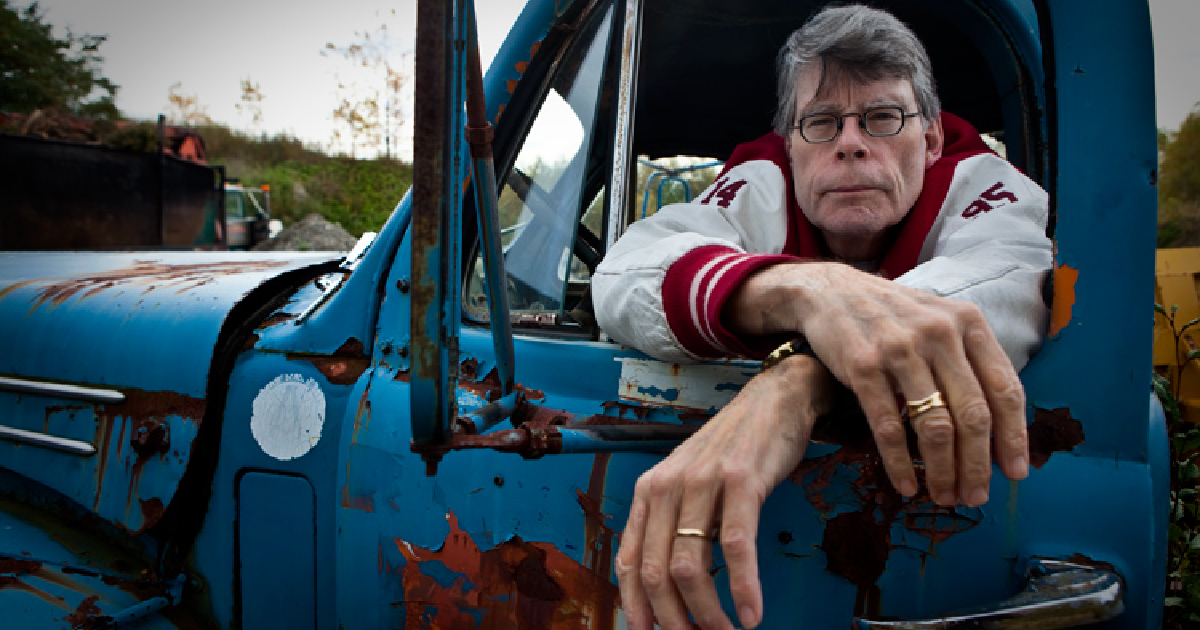 stephen king a braccia conserte dentro un pick up - nerdface