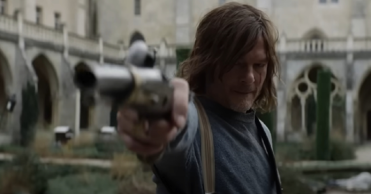 norman reedus punta un'arma in the walking dead daryl dixon - nerdface