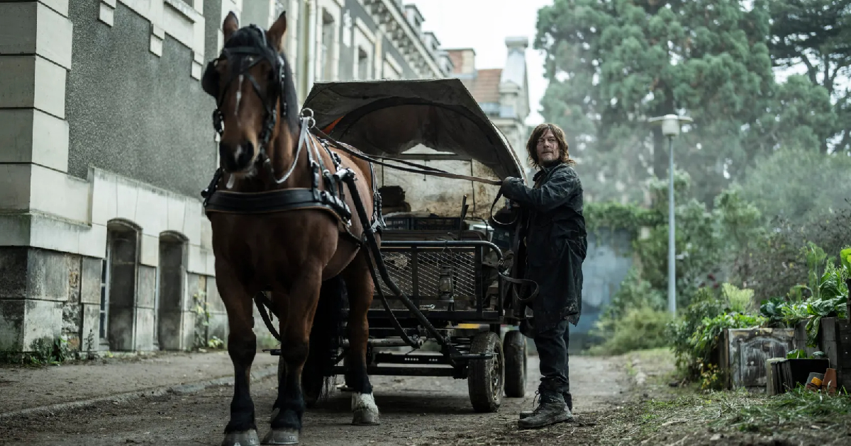 norman reedus accanto a una carrozza in the walking dead daryl dixon - nerdface