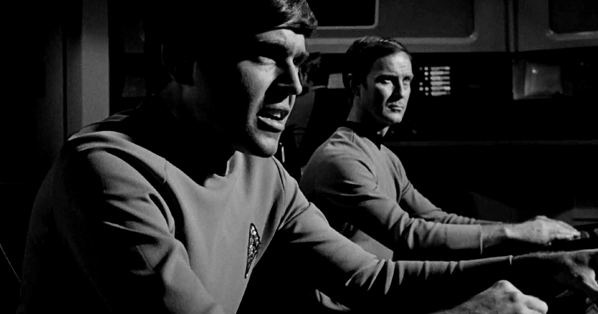 walter koenig sulla plancia dell'enterprise in star trek interpreta pavel chekov - nerdface